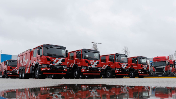Vienā rindā viena otrai blakus novietotas četras sarkanas krāsas Scania autocisternas