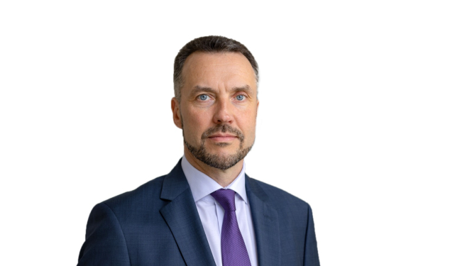 VUGD priekšnieka vietnieks Kristaps Eklons - zilā žaketē ar tumši violetu kaklasaiti
