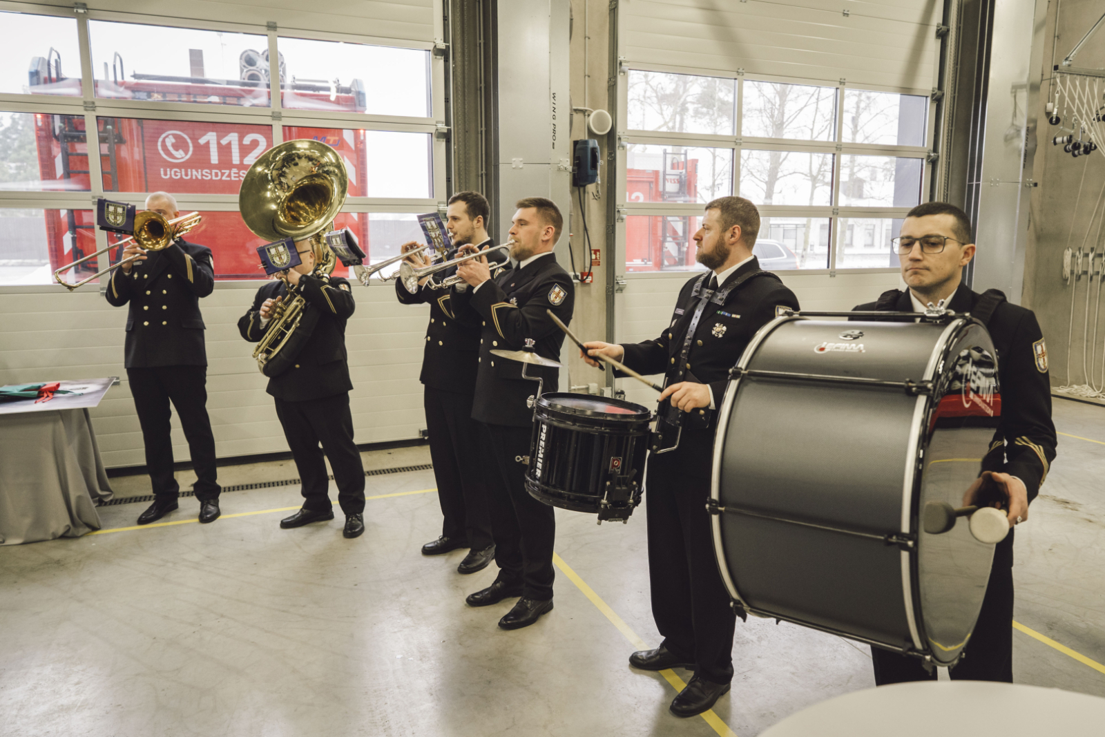 Liepājas katastrofu un pārvaldības centra iekštelpas. Uzstājas muzikantu orķestris.