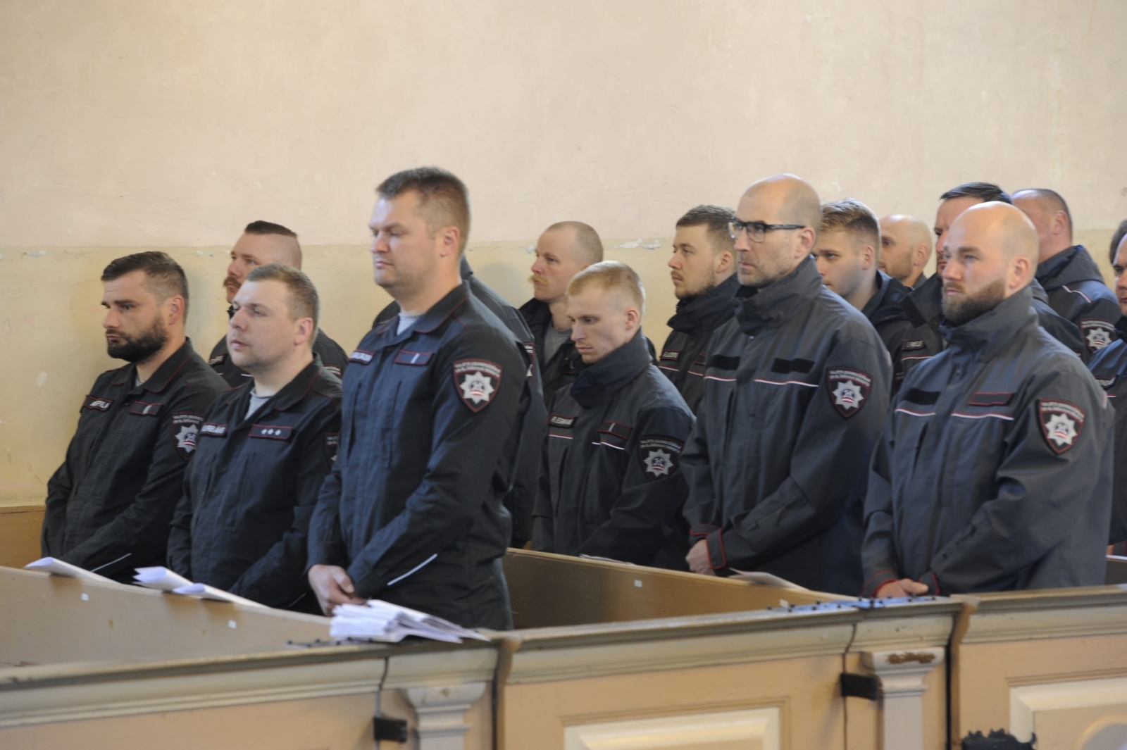 VUGD nodarbinātie stāv baznīcas solos. 