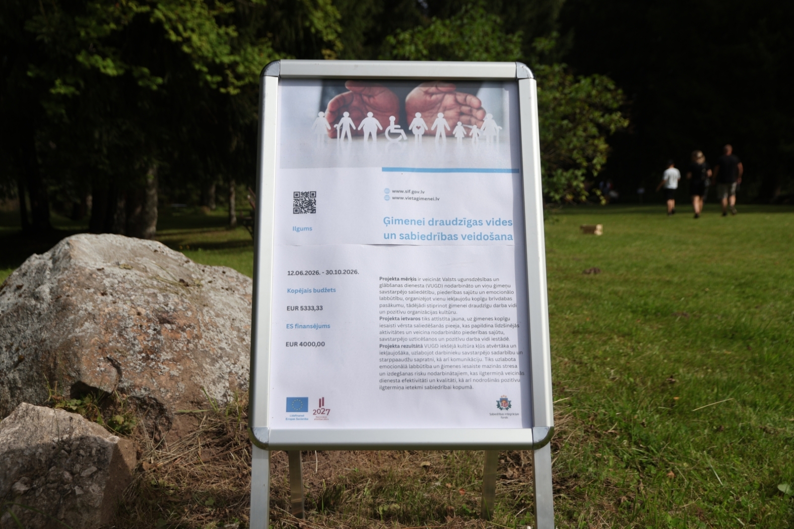 Zālienā novietots "VUGD ģimeņu festivāla" plakāts. 