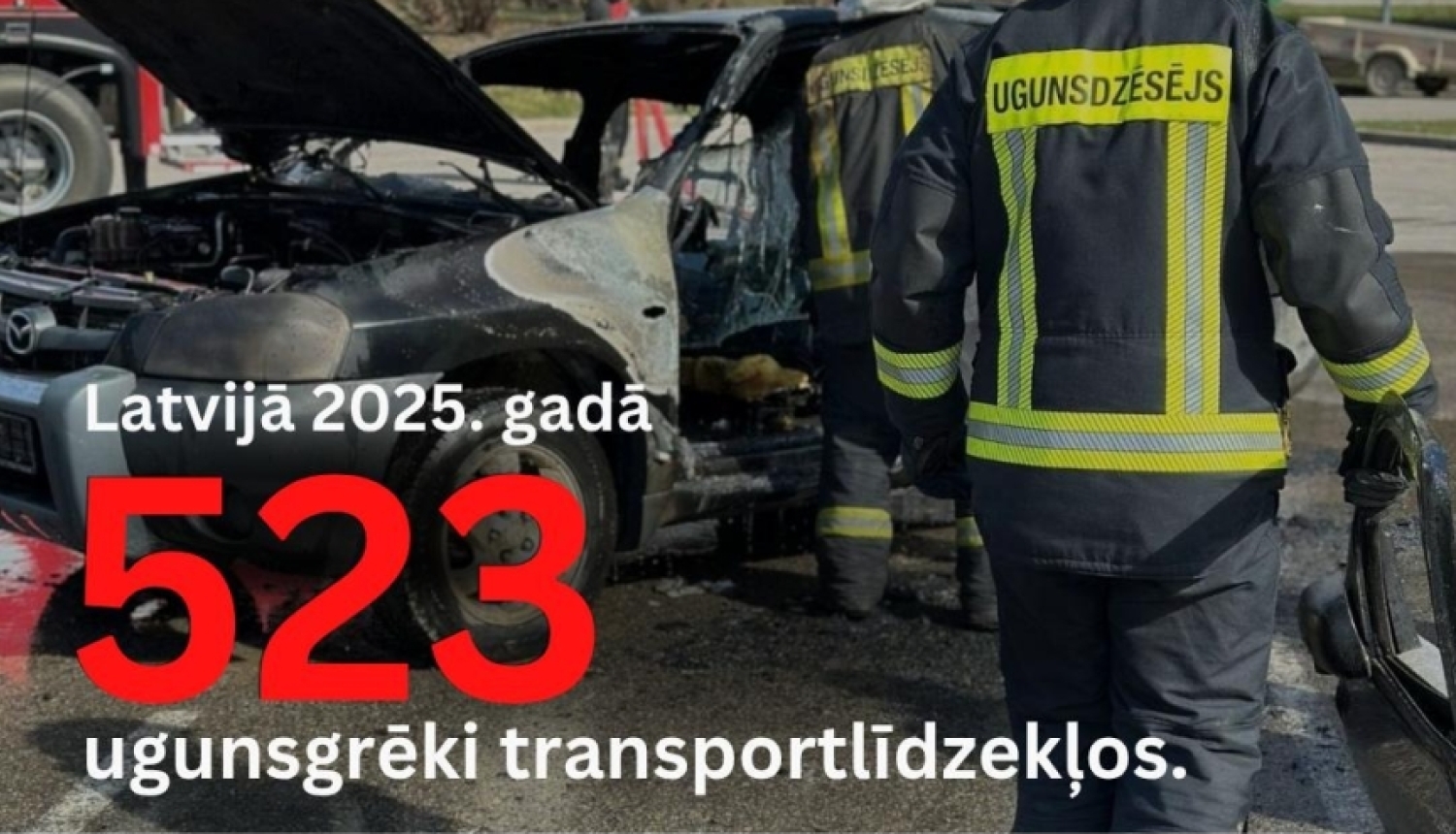 Attēla augšējā labajā pusē redzami divi ugunsdzēsēji, glābēji, nostājušies ar muguru, attēla kreisajā pusē ir avārijā cietusi automašīna. Attēla apakšā ir informatīvs teksts.