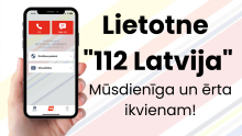 Kreisajā malā cilvēka roka, kurā ievietots viedtālrunis. Uz viedtālruņa ekrāna redzams lietotnes sākuma skats ar izvēlēm - piezvanīt uz 112, nosūtīt SMS uz 112, kā arī izvēlnes "Drošības padomi" un "Aktualitātes". Labajā malā teksts: Lietotne "112 Latvija" mūsdienīga un ērta ikvienam!