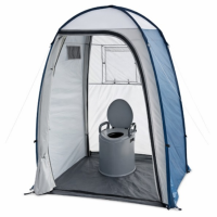 Tualetes telts, kurā tualetes pods ar rokturiem atbalstam