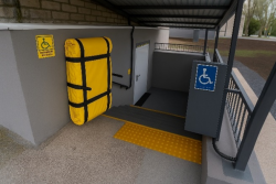 Evakuācijas matracis pie ieejas