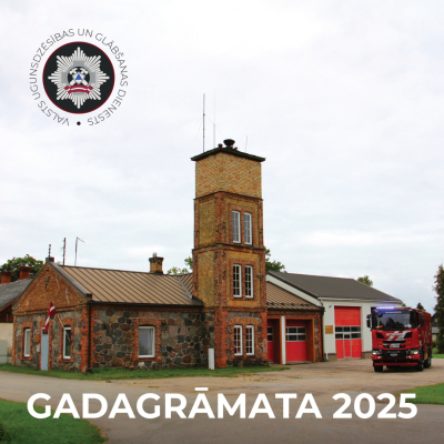 Fonā ugunsdzēsēju depo un dienesta automašīna. Augšējā kreisajā stūrī VUGD logo, apakšdaļā uzraksts "Gadagrāmata 2025"