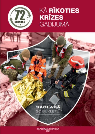 Tumši rozā krāsas bukleta vāks uz kura augšējā daļā ir teksts "Kā rīkoties krīzes gadījumā", kam blakus labajā pusē ir stilizēts pulkstentiņš ar uzrakstu 72h. Pa vidu attēls, kurā redzami Valsts ugunsdzēsības un glābšanas dienesta, Neatliekamās medicīniskās palīdzības dienesta un Nacionālo bruņoto spēku nodarbinātie