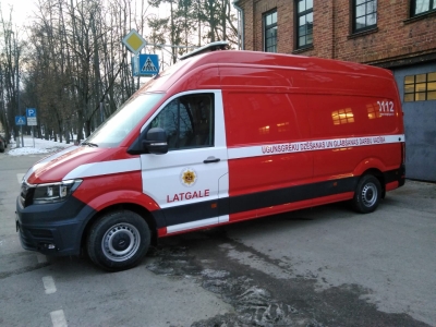Sarkanas krāsas mikroautobuss, uz kura priekšējām durvīm redzama Valsts ugunsdzēsības un glābšanas dienesta emblēma un uzraksts - Latgale