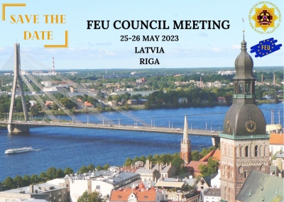 Uzaicinājums ierasties uz FEU plānoto sanāksmi Rīgā. Fonā redzams skats uz Rīgu no augšas - vanšu tilts, Pēterbaznīcas tornis. Uz kartiņas ir izvietots teksts - Save the date. FEU Council Meeting, 25 - 26 May 2023, Latvia, Riga
