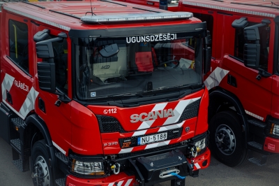 Sarkanās Scania autocisternas priekšpuse ar lielu caurspīdīgu logu virs kura ir uzraksts - Ugunsdzēsēji