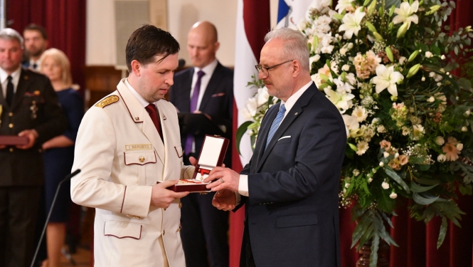 Latvijas valsts prezidents pasniedz valsts augstāko apbalvojumu VUGD darbiniekam