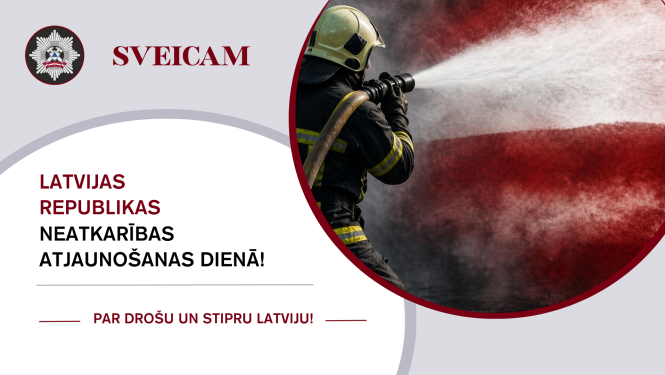 Uzraksts "Sveicam Latvijas Republikas neatkarības atjaunošanas dienā!" Zem tā uzraksts "Par drošu un stipru Latviju". Labajā pusē no mugurpuses ugunsdzēsējs glābējs tur ūdens šļūteni. Fonā Latvijas karogs.