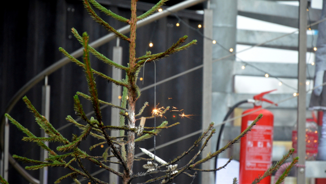 Ziemassvētku eglīte. Fonā ugunsdzēšamais aparāts.