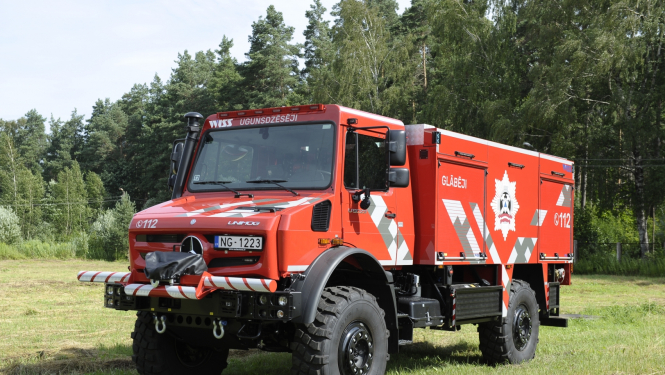 Zālē stāv ugunsdzēsēju glābēju automašīna