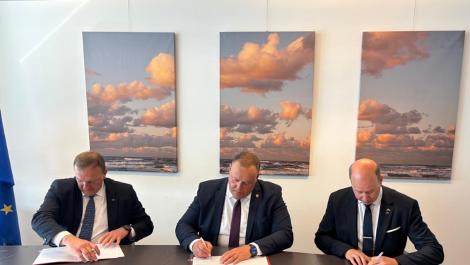 Pie brūna galda sēž trīs uzvalkos tērpušies vīrieši. Visi vīrieši paraksta sev priekšā novietotos dokumentus. Aiz viņu mugurām pie gaišas sienas piestiprinātas trīs atsevišķas gleznas, kas savstarpēji veido skatu uz mākoņainām debesīm.