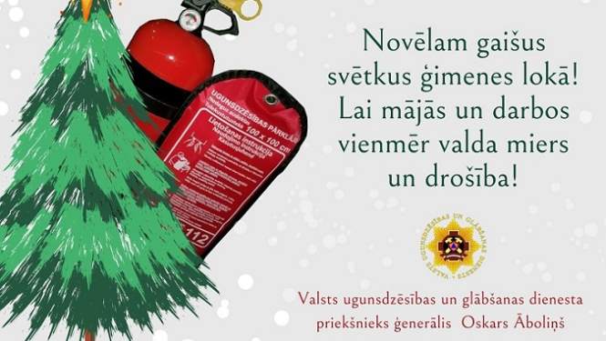 Kreisajā malā zaļa eglīte ar dzeltenu zvaigzni galotnē. Aiz tās redzams ugunsdzēsības aparāta fragments un ugunsdzēsības pārklāja fragments. Blakus teksts: Novēlam gaišus svētkus ģimenes lokā! Lai mājās un darbos vienmēr valda miers un drošība! Virs teksta atrodas balts dūmu detektors