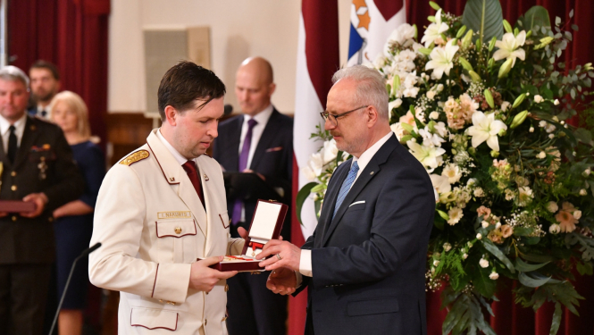 Latvijas valsts prezidents pasniedz valsts augstāko apbalvojumu VUGD darbiniekam