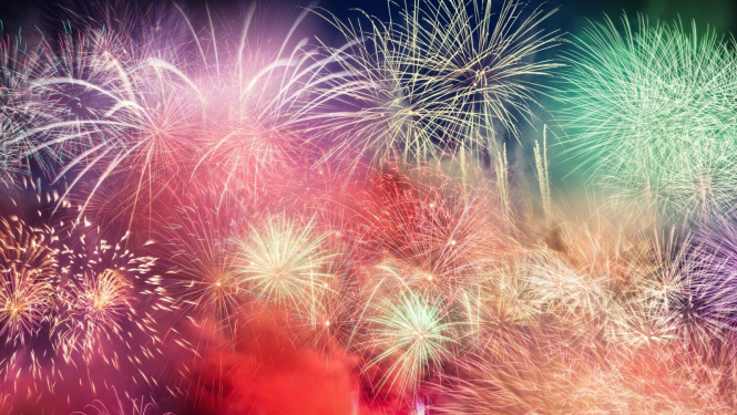 Naksnīgās debesīs vērojams raibs salūts - sarkanā, rozā, zaļā, oranžā krāsā.