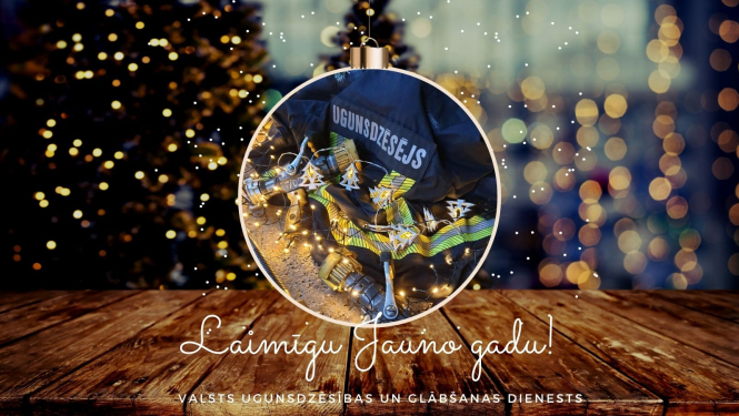 Brūna dēļ grīda. Kreisajā malā tālumā ir redzama eglīte, kurā iekārtas degošas lampiņas, bet labajā malā atrodas citi iedegti rotājumi. Attēla vidū novietota liela eglītes dekorācija - bumbiņa,. Tajā redzama ugunsdzēsēju glābēju apģērba daļa uz kuras ir nosaukums ugunsdzēsējs.