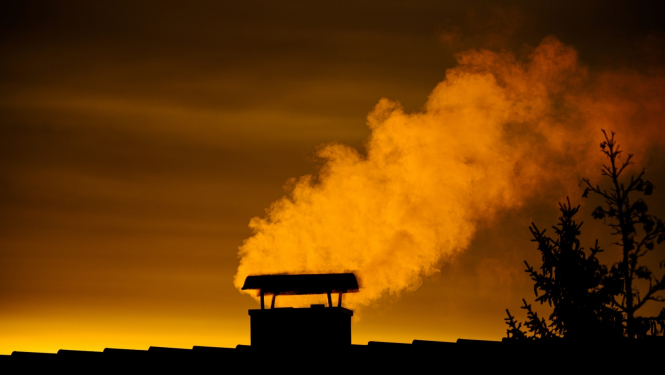 No skursteņa ceļas dūmi