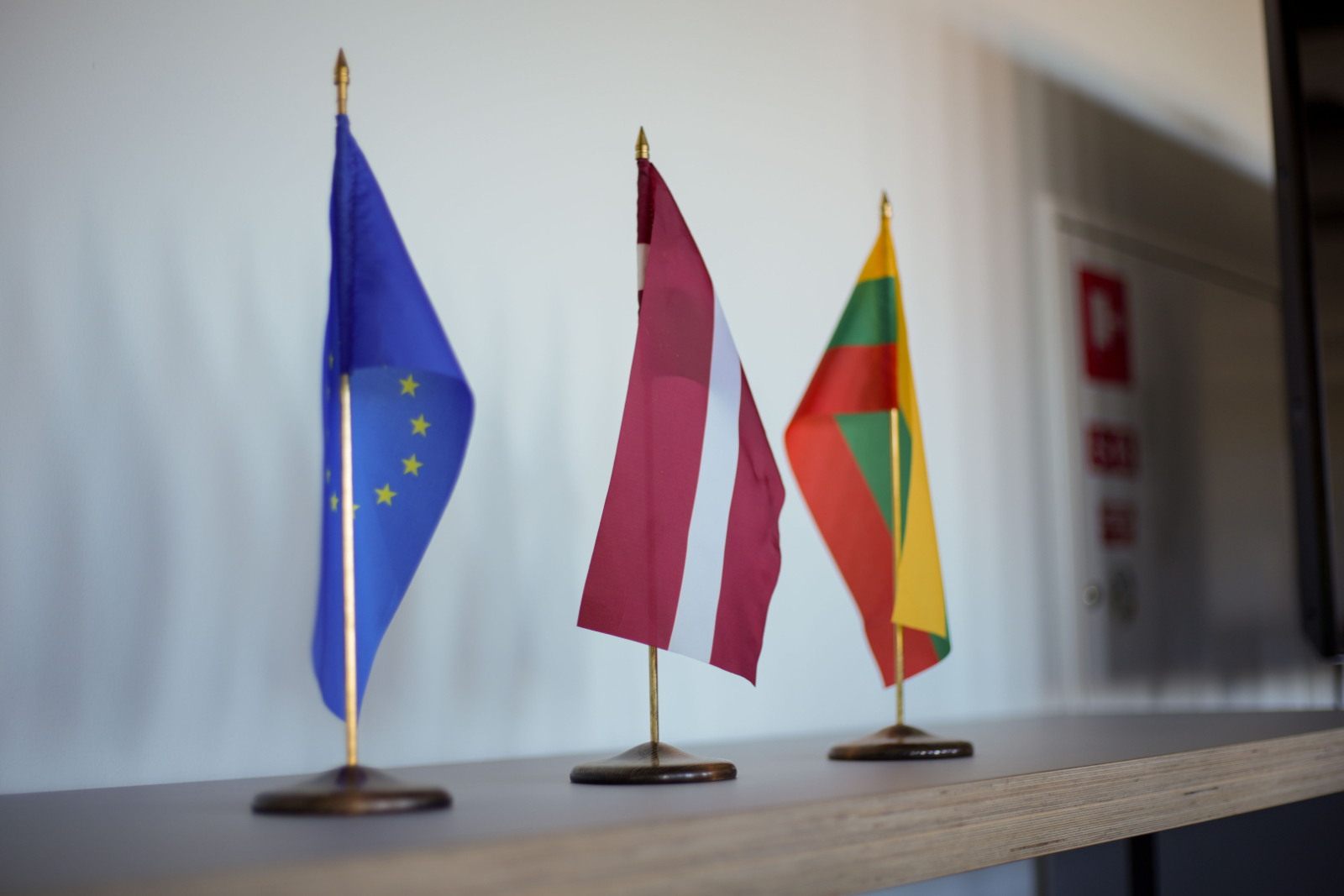 Uz plaukta novietoti trīs karogi - Eiropas Savienības, Latvijas un Lietuvas
