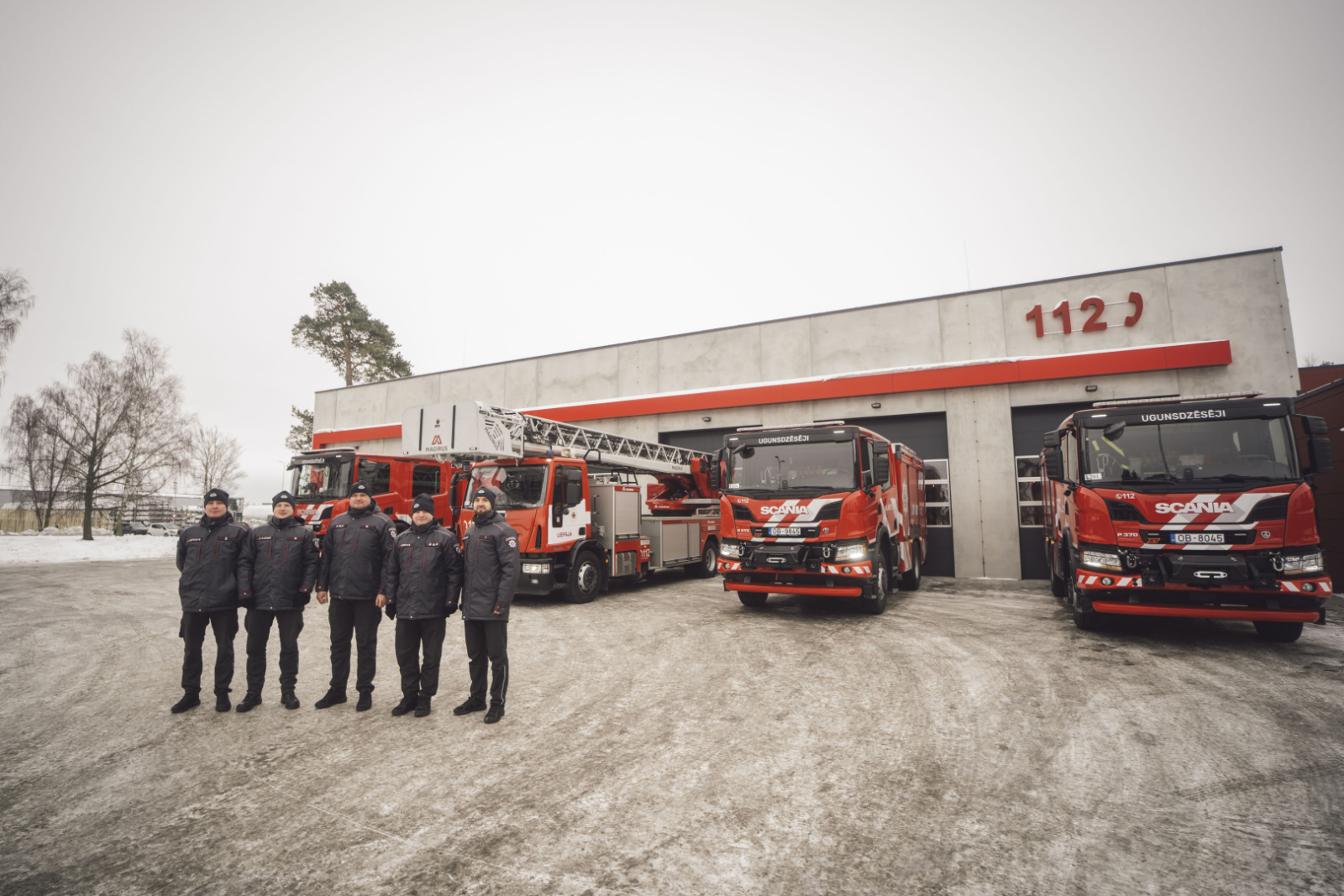 Fonā Liepājas katastrofu pārvaldības centrs un specializētie transportlīdzekļi. Priekšplānā Valsts ugunsdzēsības un glābšanas dienesta nodarbinātie.