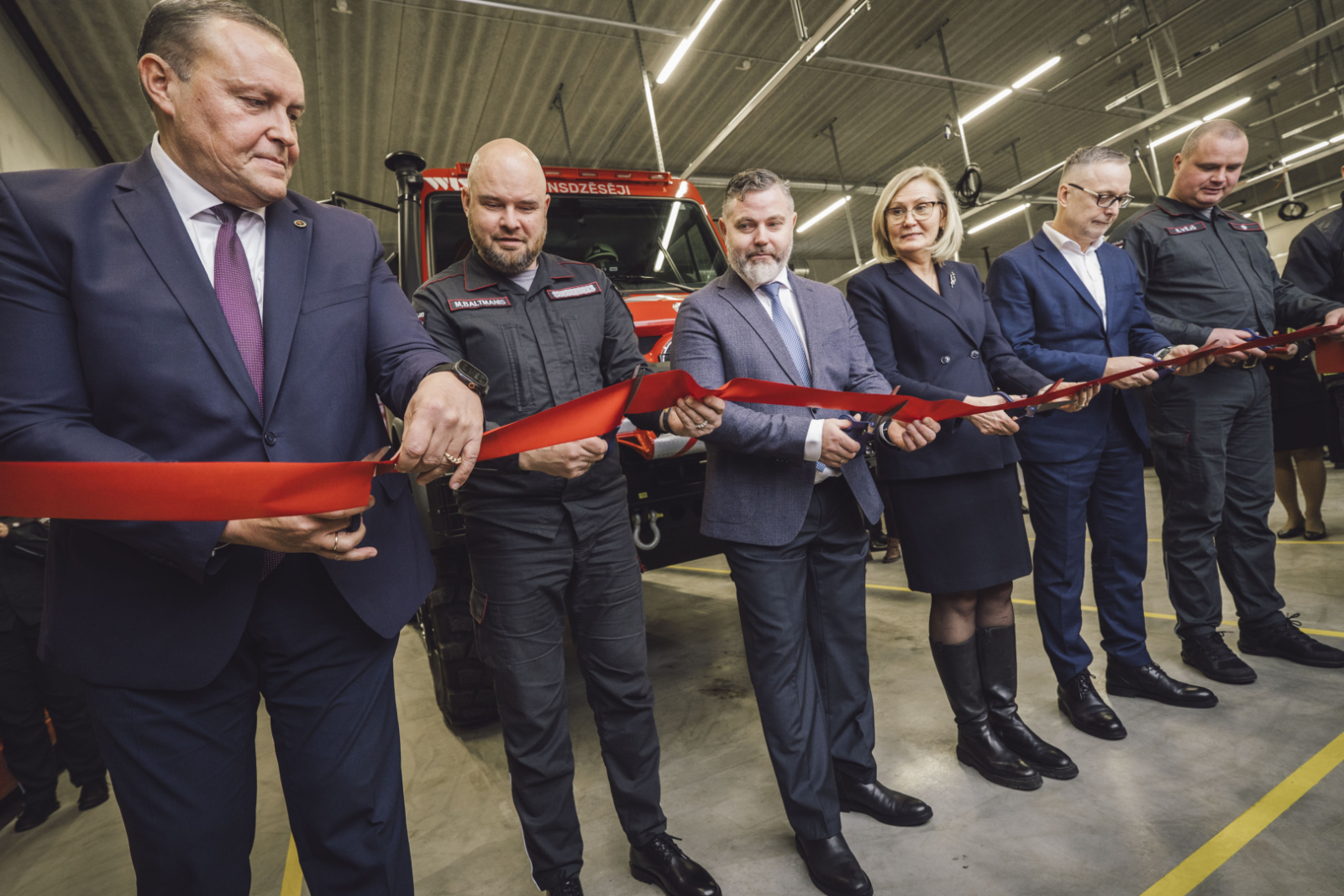 Tiek pārgriezta sarkanā lente.