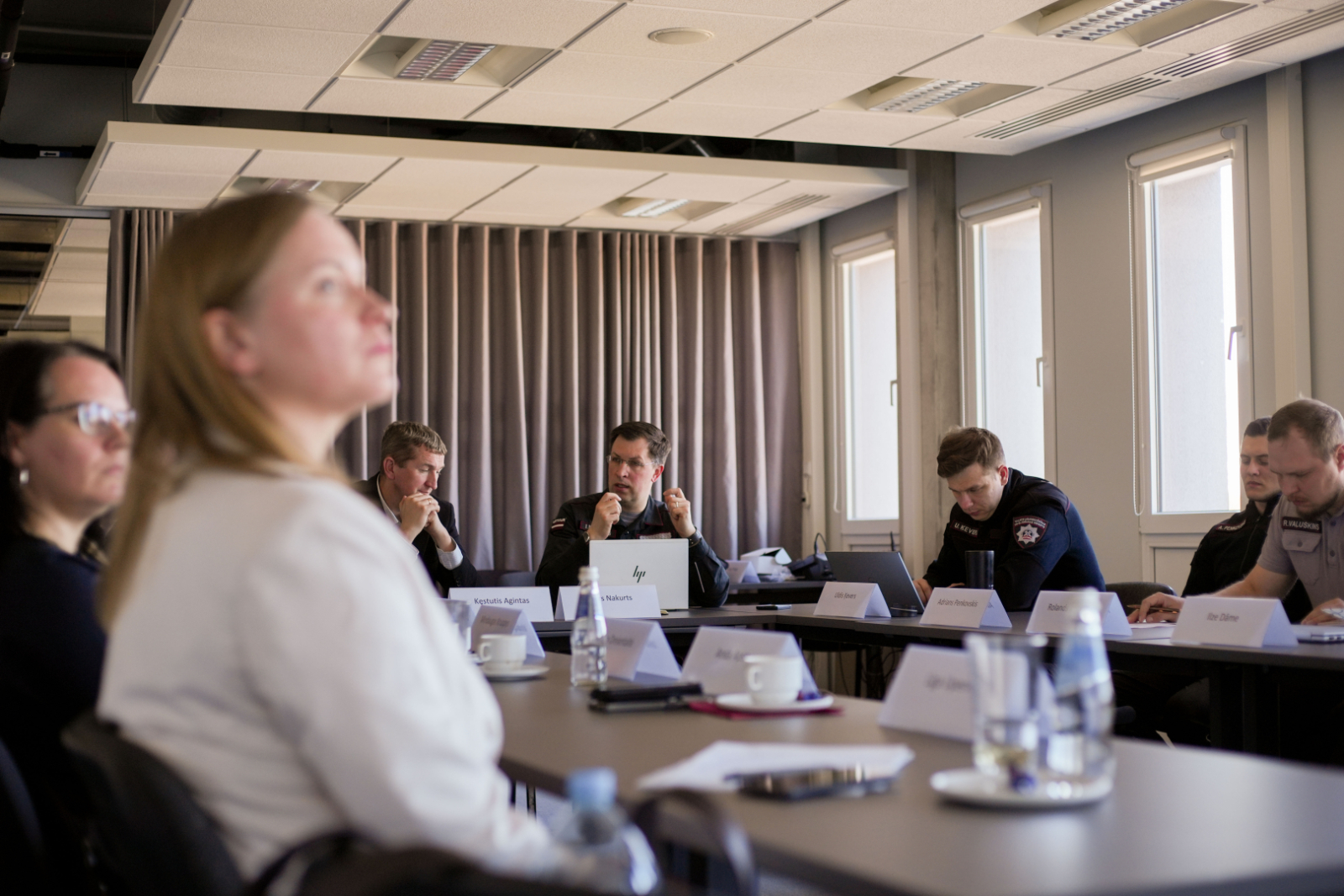 Sanāksmju zāle. Ap galdu sasēdušies projekta pārstāvji. 