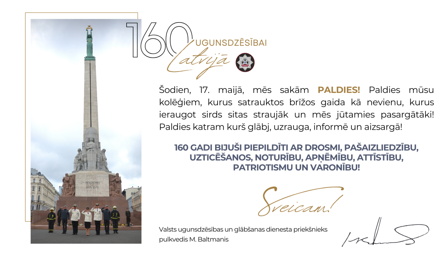 Kreisajā malā fotogrāfija ar Brīvības pieminekli, kura pakājē stāv Valsts ugunsdzēsības un glābšanas dienesta pārstāvji. Labajā malā apsveikuma teksts.