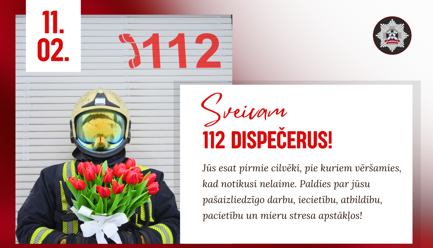 Kreisajā malā pie automašīnas stāv ugunsdzēsējs glābējs, kurš rokās tur sarkanu tulpju pušķi. Labajā malā apsveikuma teksts dispečeriem.