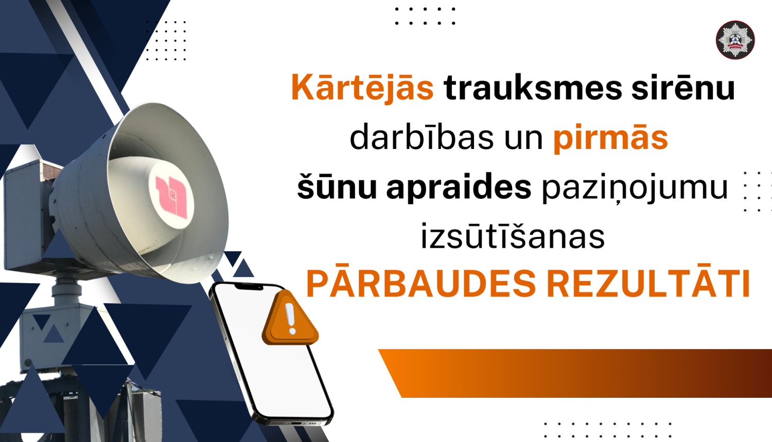 Kreisajā malā balta trauksmes sirēna kam apkārt izvietoti zilti trijstūri. Blakus teksts: Kārtējās trauksmes sirēnu pārbaudes darbības un pirmās šūnu apraides paziņojumu izsūtīšanas pārbaudes rezultāti
