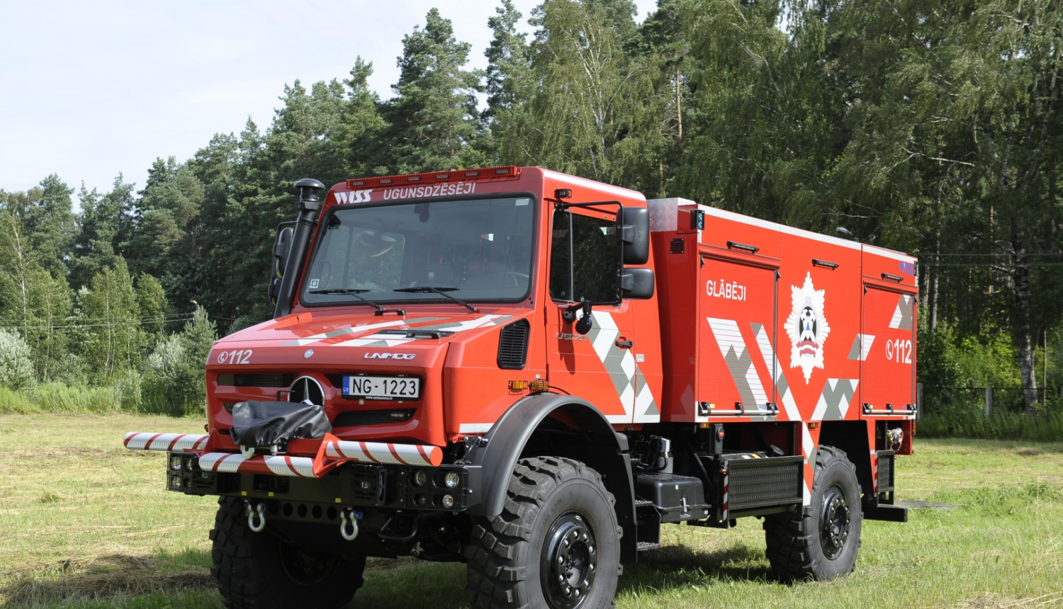 Zālē stāv ugunsdzēsēju glābēju automašīna