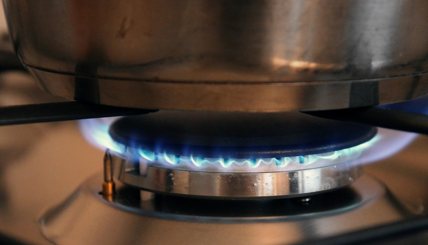Uz aizdegtas gāzes plīts novietots metāla katliņš.