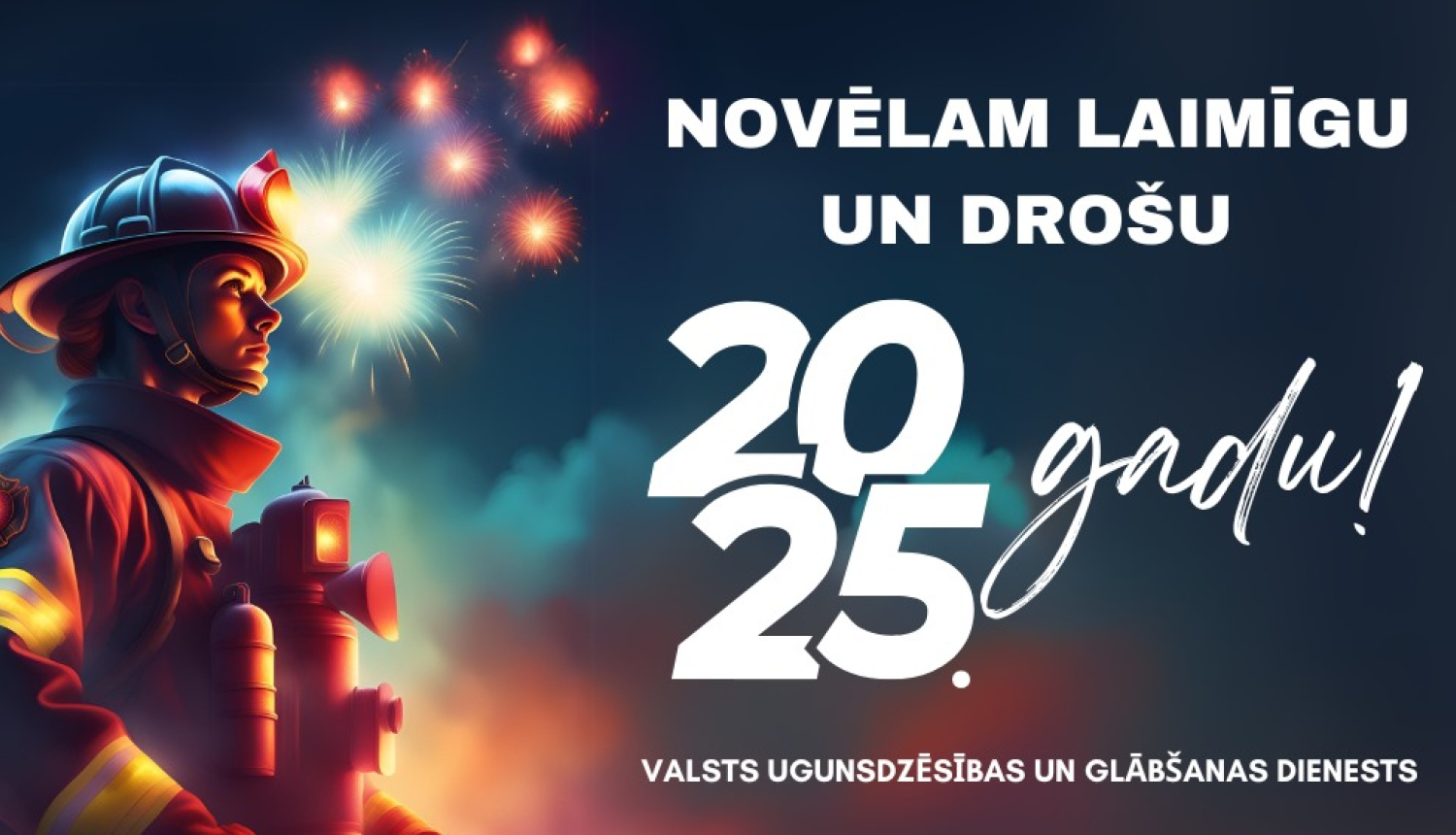 Uz tumši zilgana fona, kur kreisajā apakšējā stūrī redzamas uguņošanas gaismas, atrodas ugunsdzēsējs glābējs. Labajā malā teksts baltiem burtiem - Novēlam laimīgu un drošu 2025.gadu! Valsts ugunsdzēsības un glābšanas dienests 