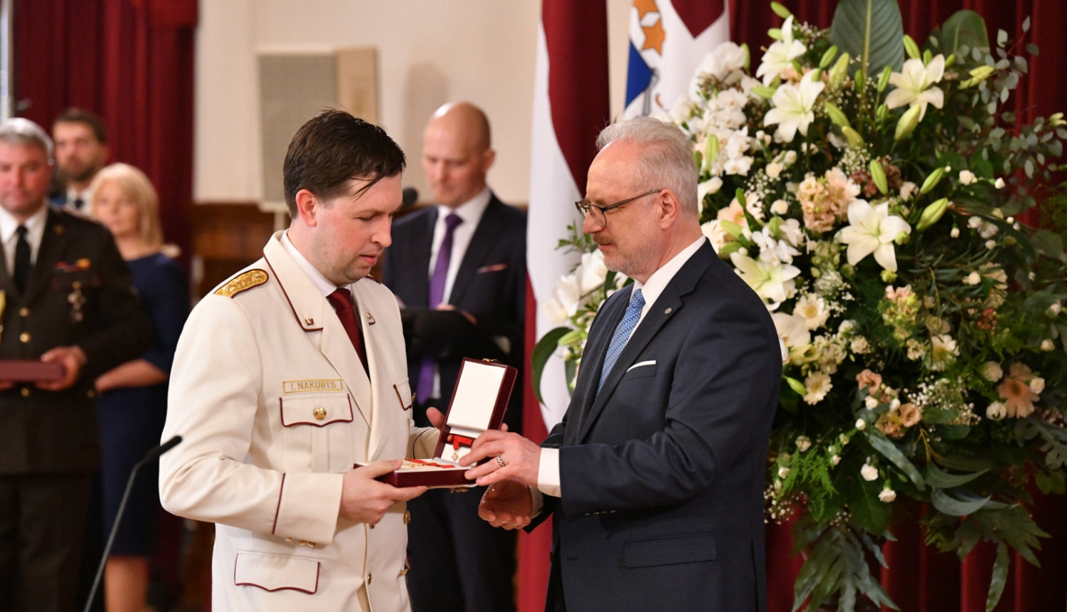 Latvijas valsts prezidents pasniedz valsts augstāko apbalvojumu VUGD darbiniekam