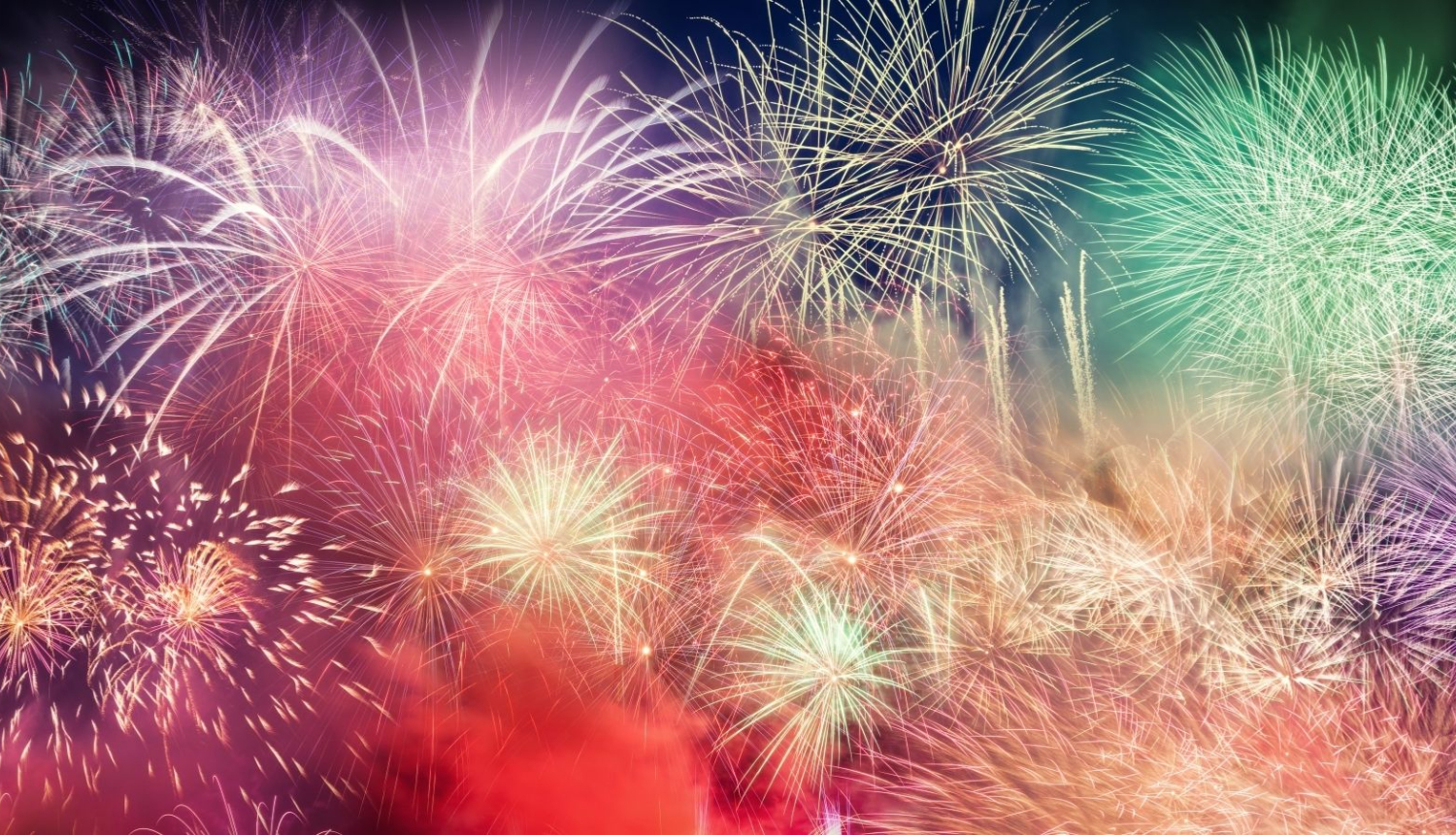 Naksnīgās debesīs vērojams raibs salūts - sarkanā, rozā, zaļā, oranžā krāsā.