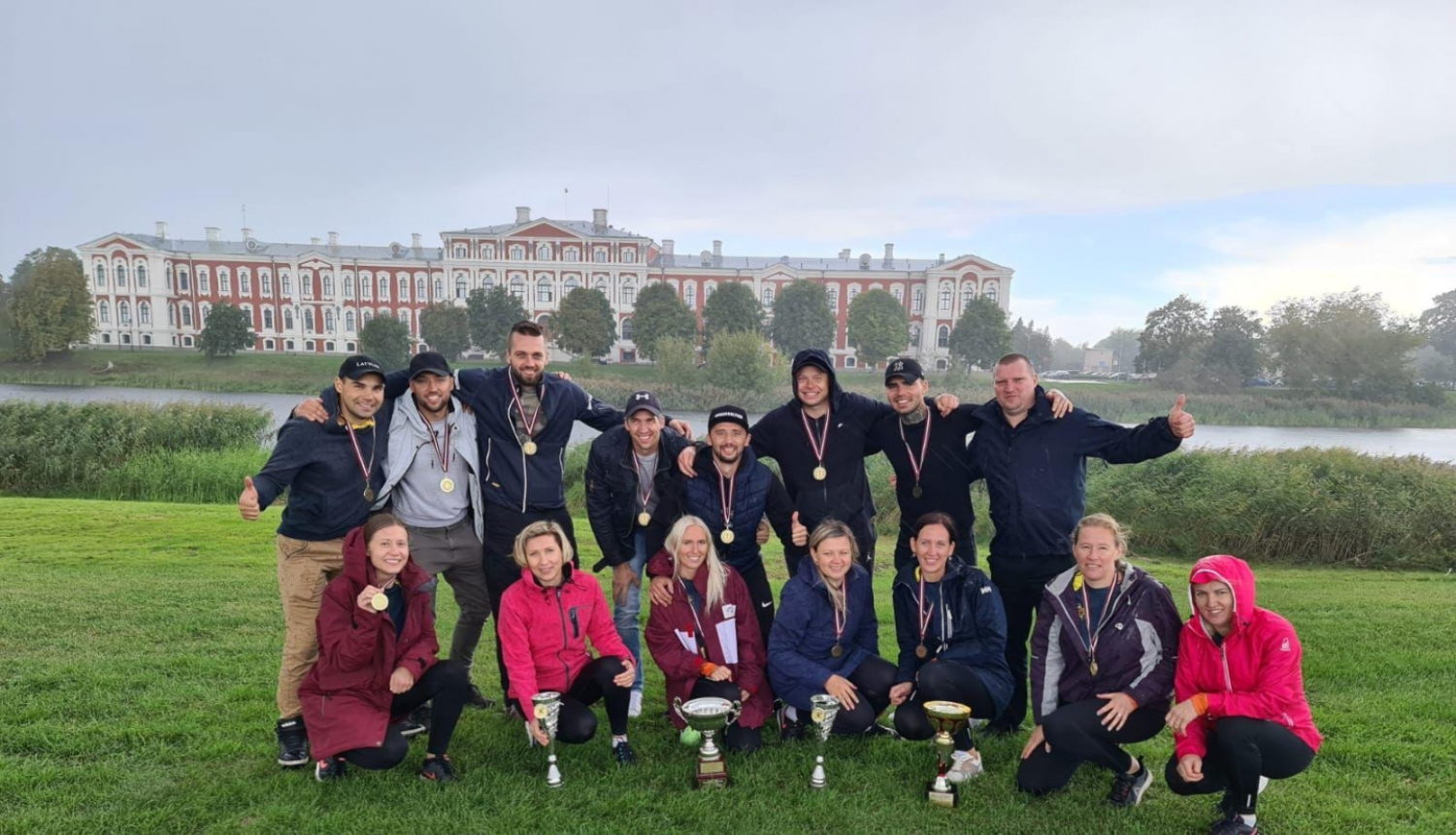 Sacensību "Brašais ugunsdzēsējs" dalībnieku - uzvarētāju kopbilde