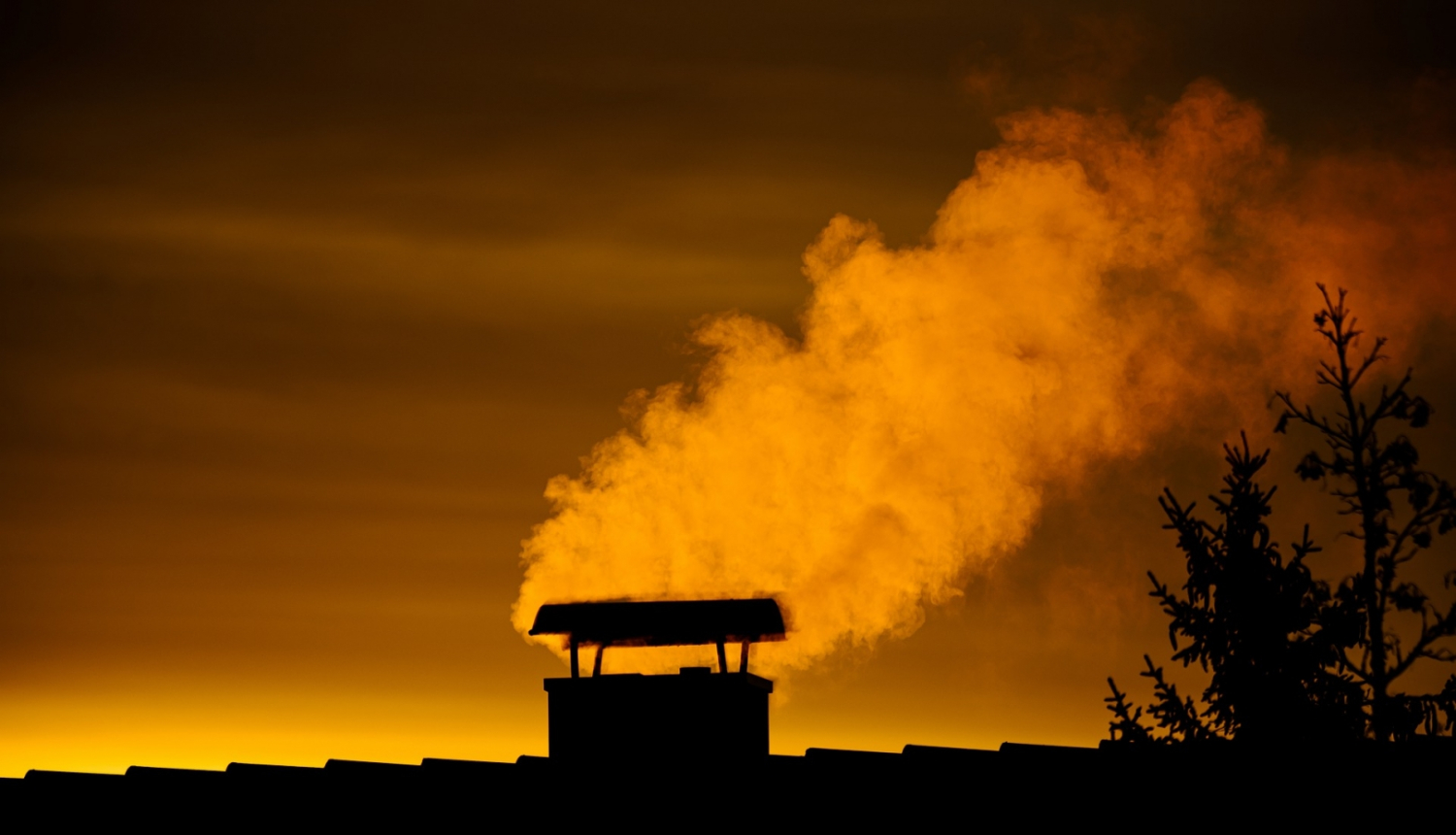 No skursteņa ceļas dūmi