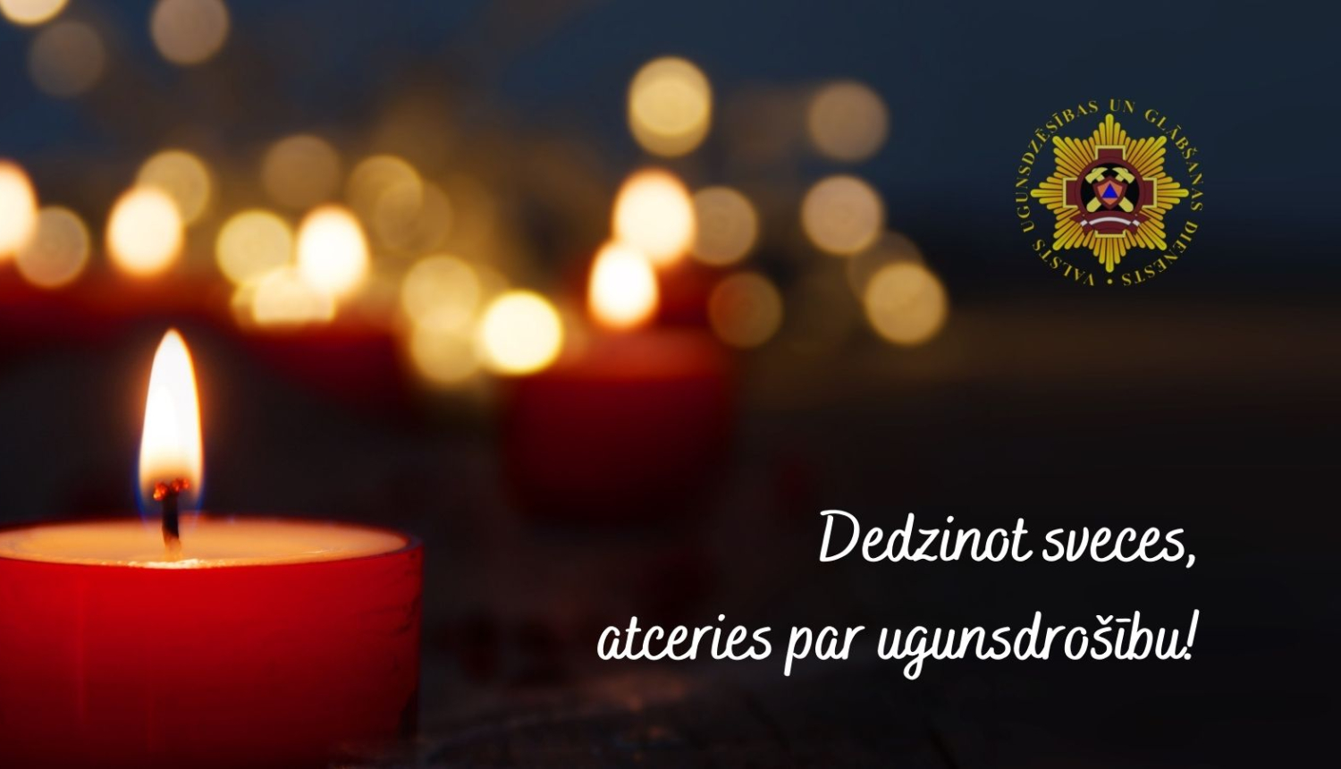 Kreisajā malā stāv aizdegta sarkana svecīte. Fonā tālumā daudz liesmiņu. Labajā malā teksts - Dedzinot svecītes, atceries par ugunsdrošību! Virs tā - VUGD logo.