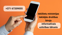 Cilvēks labajā rokā tu baltu viedtālruni ar melnu ekrānu, grasoties pieskarties tā ekrānam ar kreisās rokas rādītājpirkstu. Kreisajā malā melniem burtiem norādīts tālruņa numurs +371 67209055, bet labajā malā teksts ar melniem burtiem: Iekšlietu ministrijas Iekšējās drošības biroja informatīvais uzticības tālrunis