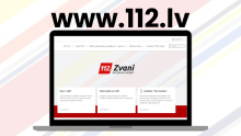 Augšpusē teksts: www.112.lv Zem tā portatīvā datora rāmis, kurā redzama tīmekļvietnes sākuma lapa ar dažādām izvēlnēm. Lapas augšpusē 112 logo.