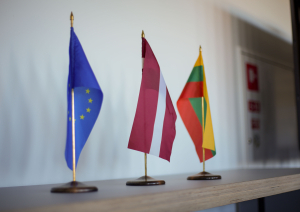 Uz plaukta novietoti trīs karogi - Eiropas Savienības, Latvijas un Lietuvas